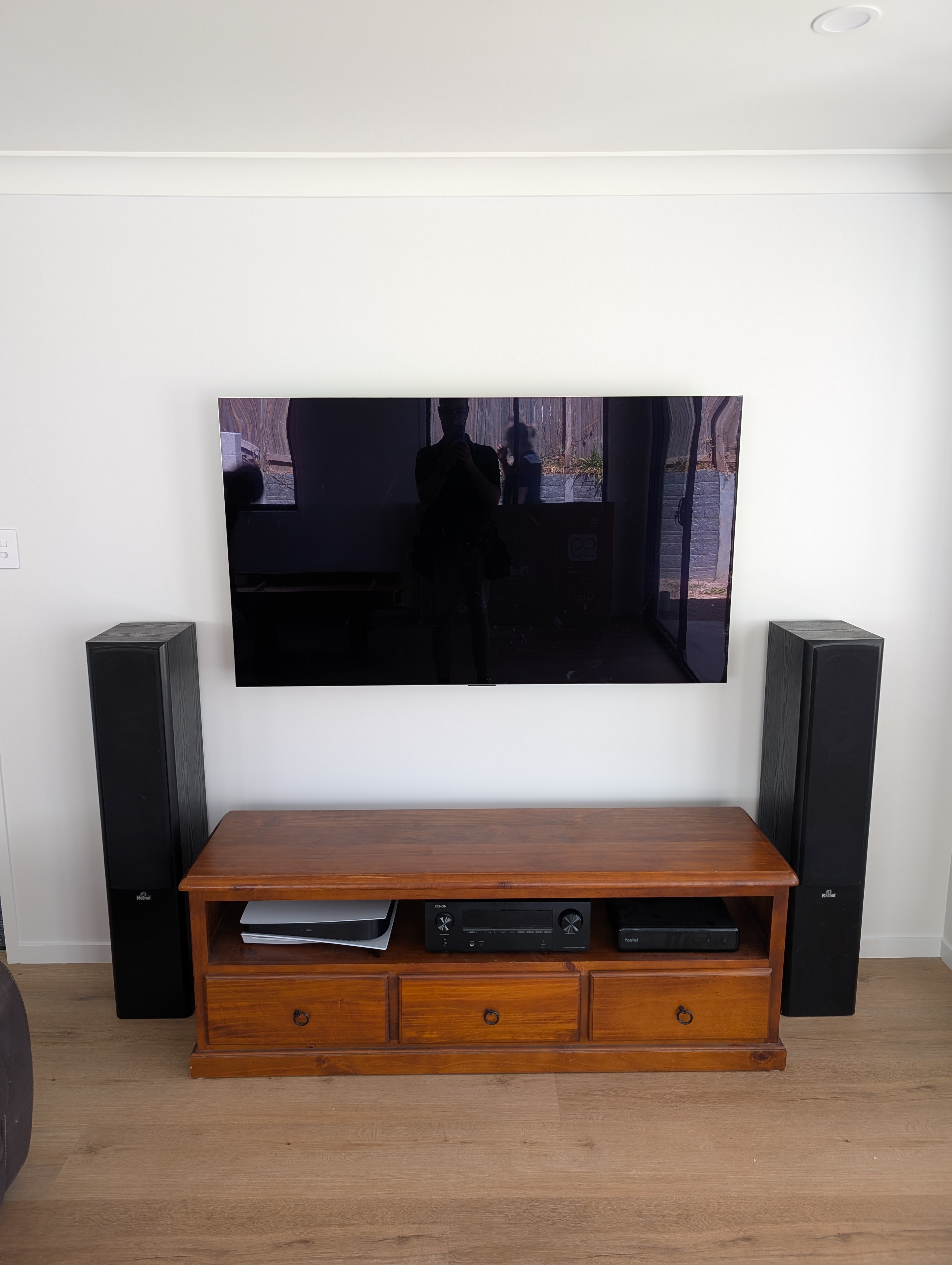 Professionally wall-mounted TV with hidden cables.